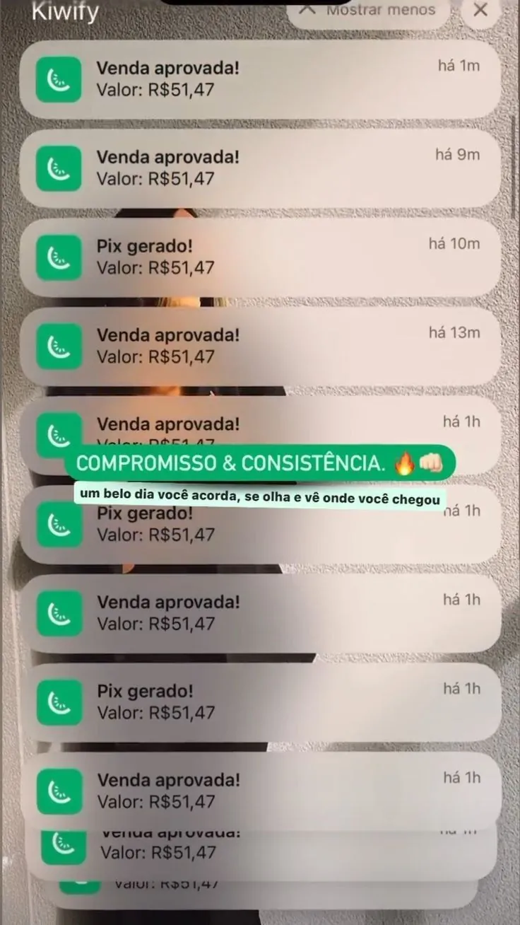 Tela de celular com várias notificações de venda aprovada no Kiwify